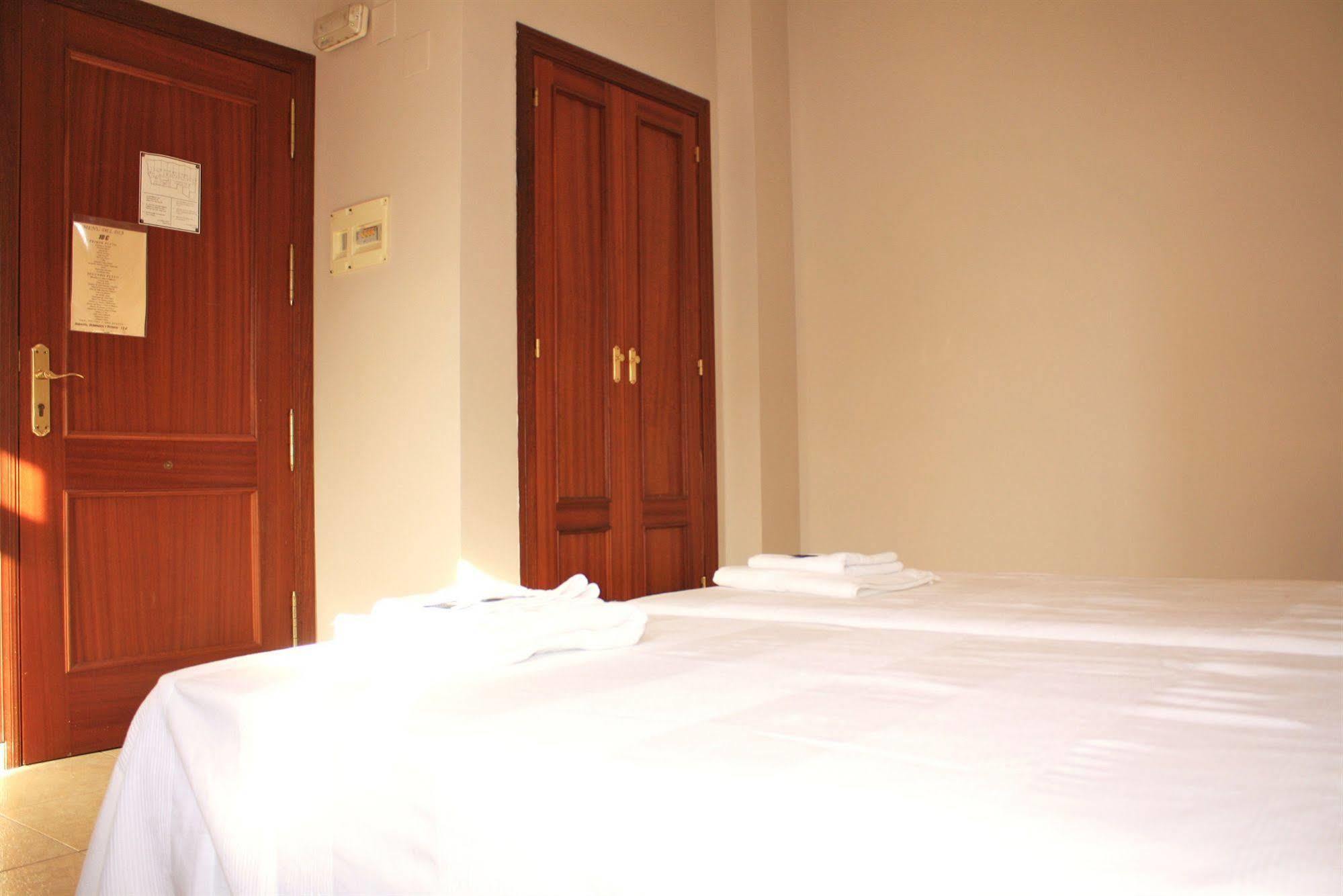 Hostal Carlos 2 La Línea de la Concepción Екстериор снимка